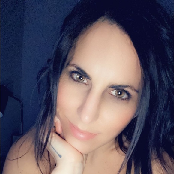 Meet your Posher, Danielle - Picture 2 of 6